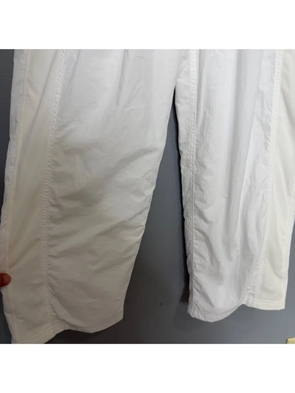 OLD NAVY high waisted crinkle wide leg pants in white size 10/12